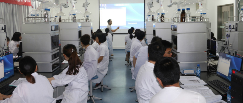 中南民大药学院李效宽主任对此次亮相的液相色谱互动教学实训系统评价颇高，并大力支持此系统的推广。
