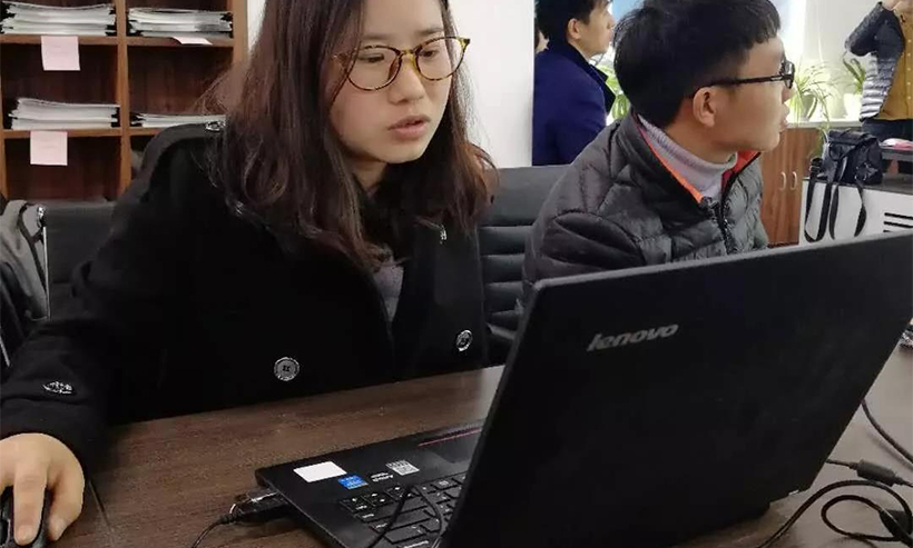 艾塔科仪与会代表巫经理进行产品宣讲