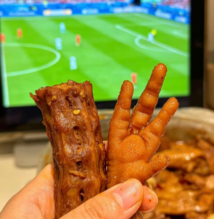 世界杯观赛狂欢!鸭脖、卤味、即食小龙虾虽解馋,食品安全更要守住底线